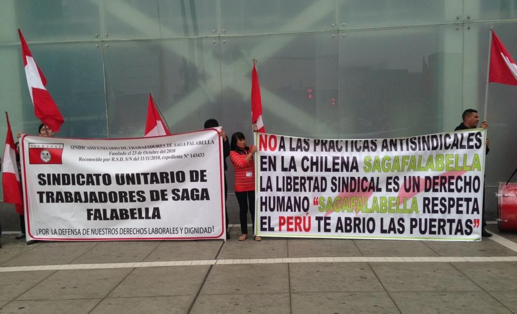 Protesta de trabajadores de Falabella en Miraflores photo lafoto_zps0dd74c2f.jpg