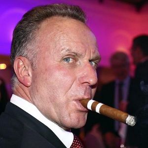 Karl-HeinzRummenigge-100723-SmokingCiggar-R300_zpsda7d1548.jpg